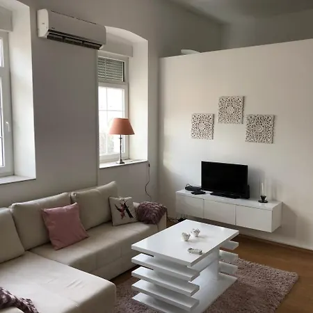 Lägenhet Apartman White Rose *